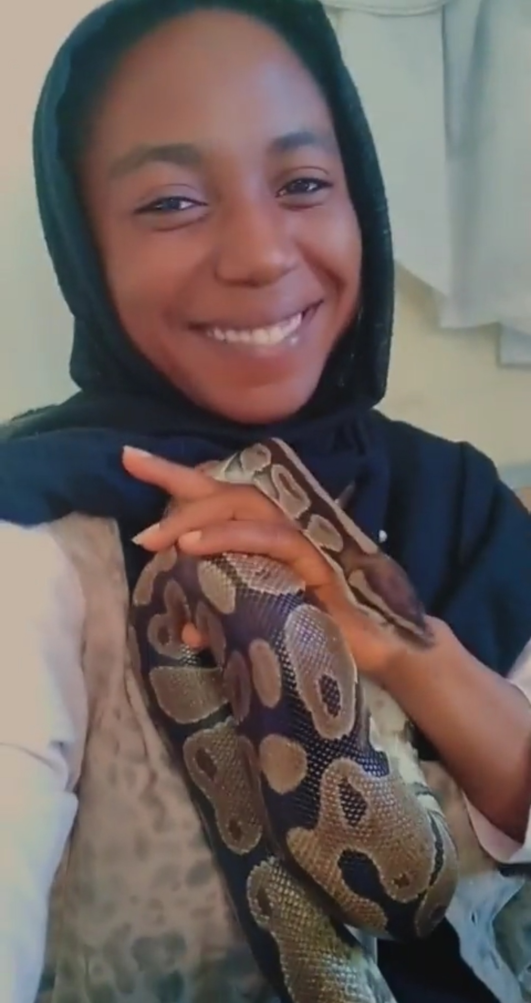 Reaction Trail Video As Nigeria Lady Adopt Large Snake As Her Pet (Watch Video)